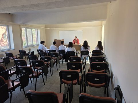 İntörn öğrencilerimiz Doç. Dr. Koray ÇELİKELOĞLU nezaretinde çiftlikteki sınıfta ders görüyor.