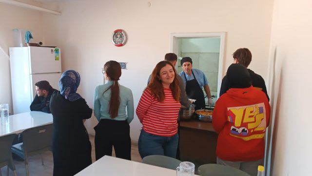 İntörn Öğrencileri öğle yemeğinde