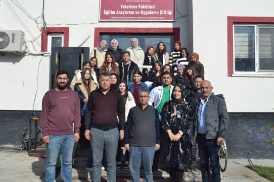 Üniversitemiz Bayat Meslek Yüksek Okulu Laborant ve Veteriner Sağlık Bölümü 1. Sınıf Öğrencileri; Öğretim Görevlisi Büşra Hilal FERİK nezaretinde teknik gezi amaçlı çiftliğimizi ziyaret etmişlerdir.