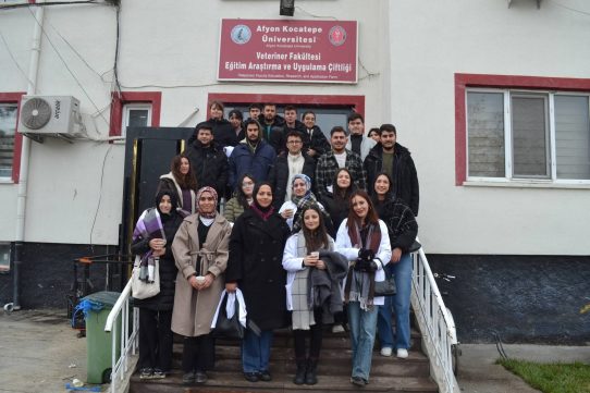 Üniversitemiz Bayat Meslek Yüksek Okulu Laborant ve Veteriner Sağlık Bölümü 2. Sınıf Öğrencileri; Öğretim Görevlisi Büşra Hilal FERİK nezaretinde teknik gezi amaçlı çiftliğimizi ziyaret etmişlerdir.