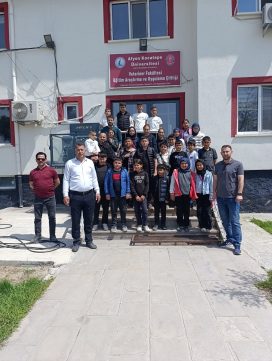 Işıklar İmam Hatip Ortaokulu Müdürlüğü Öğrencileri Veteriner Fakültesi Eğitim, Araştırma ve Uygulama Çiftliğine İdari Yönetici Kurban YAĞAN refakatinde tanıtım gezisi gerçekleştirmişlerdir.