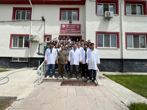 Üniversitemiz Emirdağ Meslek Yüksekokulu Laborant ve Veteriner Sağlık Programı 1. sınıf öğrencileri Doç. Dr. Koray ÇELİKELOĞLU ve Öğr. Gör. Dr. Mehmet Ali ERFİDAN nezaretinde Eğitim, Araştırma ve Uygulama Çiftliğine teknik gezi düzenlemişlerdir.