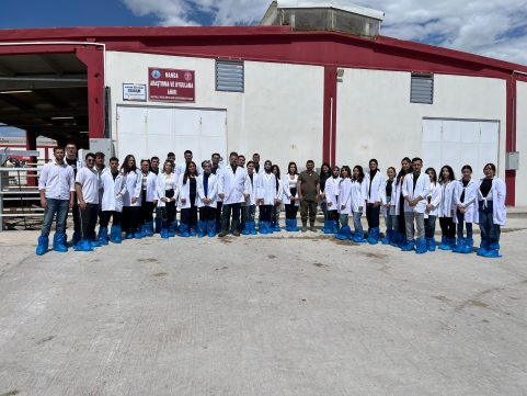 Üniversitemiz Emirdağ Meslek Yüksekokulu Laborant ve Veteriner Sağlık Programı 2. sınıf öğrencileri Doç. Dr. Koray ÇELİKELOĞLU ve Öğr. Gör. Dr. Mehmet Ali ERFİDAN nezaretinde Eğitim, Araştırma ve Uygulama Çiftliğine teknik gezi düzenlemişlerdir.